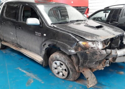 Hilux antes após o acidente que causou prejuízos estruturais